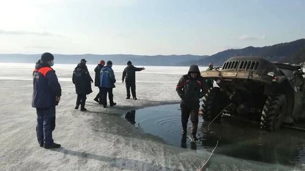 Socorristas del Ministerio de Emergencias de Rusia sacan del agua un camión hundido bajo el hielo del lago Baikal - Sputnik Mundo