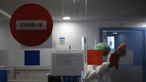 Una enfermera en un área de pacientes covid en un hospital de Cataluña  - Sputnik Mundo