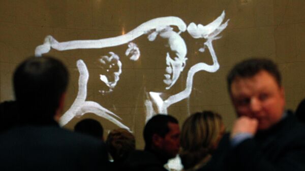Visitantes observan obras del artista plástico español, Pablo Picasso, en una exposición en el Museo de Bellas Artes Pushkin de Moscú. Febrero de 2010. - Sputnik Mundo