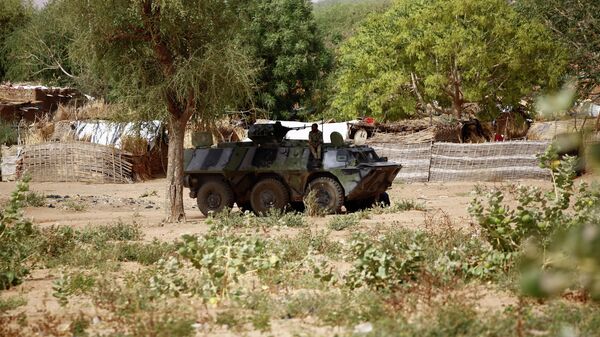 Una vehículo militar sudanés - Sputnik Mundo