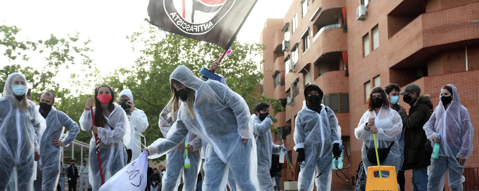 Varias personas durante el acto 'Desinfecta Vallekas del Fascismo'. Madrid, 8 de abril de 2021 - Sputnik Mundo, 1920, 09.04.2021