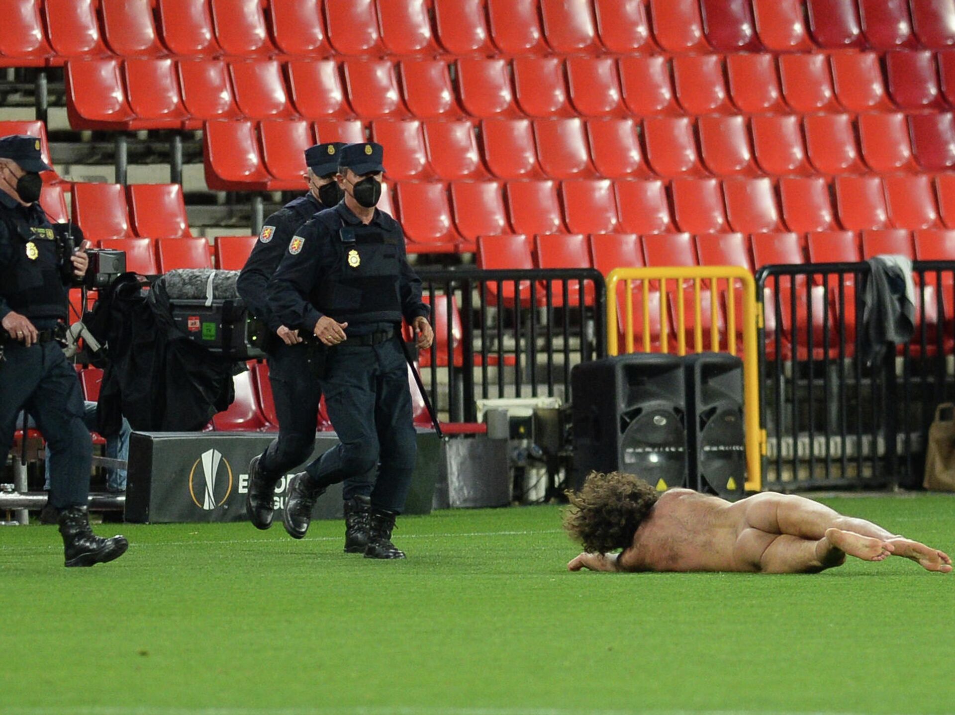Un hombre pasa 14 horas bajo una lona para correr desnudo en mitad de un  partido de fútbol | Vídeo - 09.04.2021, Sputnik Mundo
