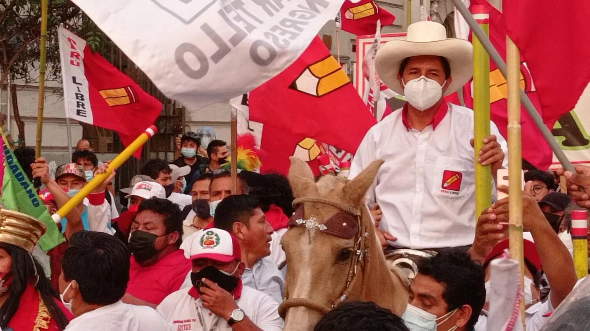 Pedro Castillo, candidato presidencial por Perú Libre, montado a caballo en acto de cierre de campaña Pedro Castillo, candidato presidencial por Perú Libre, montado a caballo en acto de cierre de campaña - Sputnik Mundo, 1920, 15.12.2022