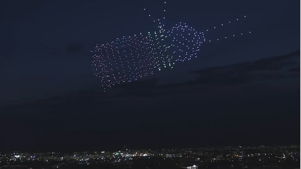Cientos de drones crean figuras en el cielo para conmemorar el Día de la Cosmonáutica - Sputnik Mundo