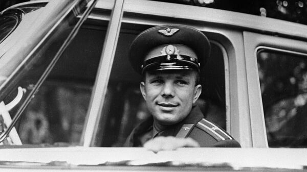 El cosmonauta Yuri Gagarin al volante de un automóvil - Sputnik Mundo