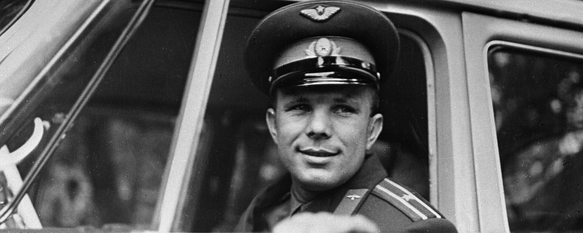 El cosmonauta Yuri Gagarin al volante de un automóvil El cosmonauta Yuri Gagarin al volante de un automóvil - Sputnik Mundo, 1920, 12.04.2021