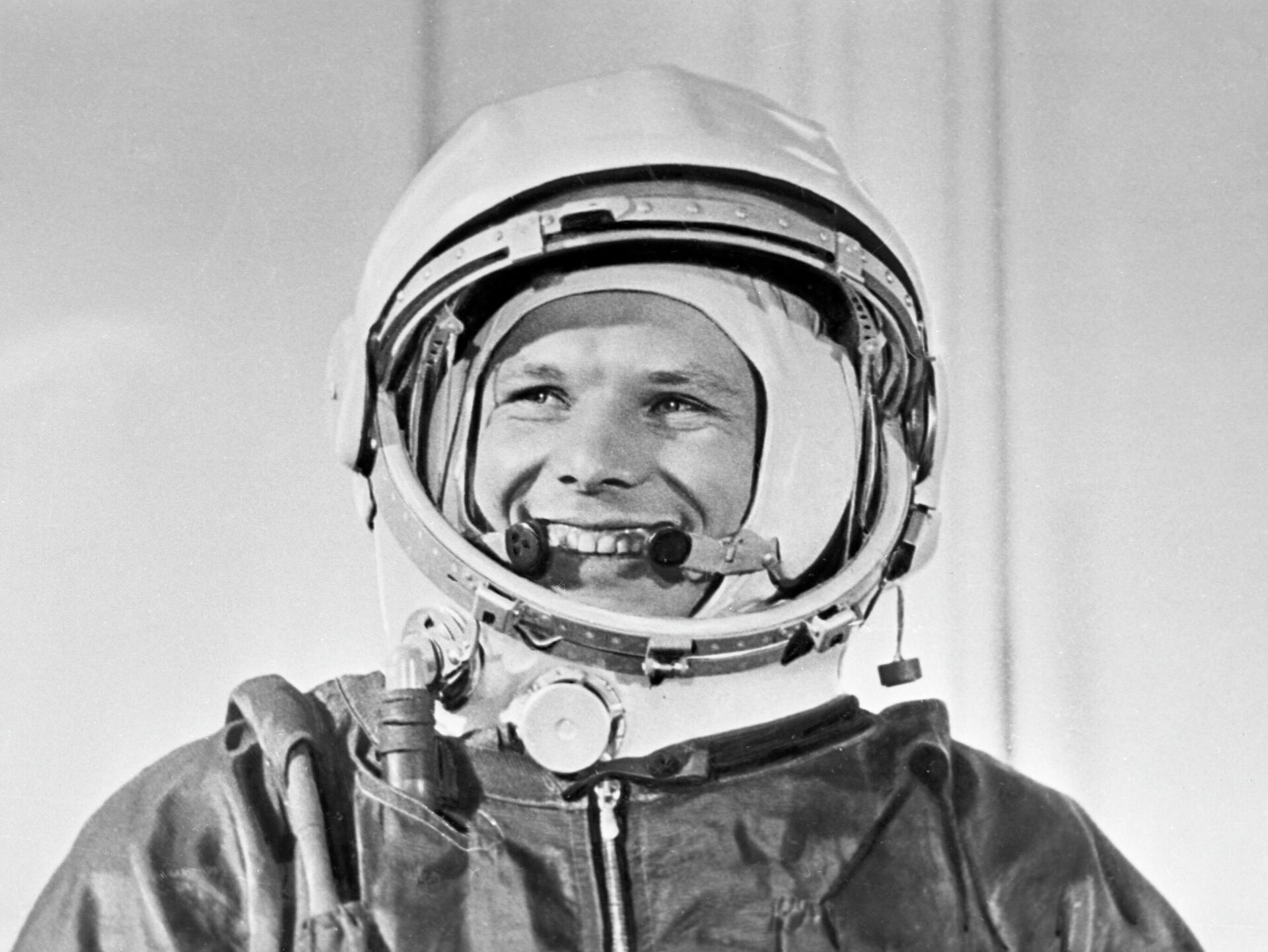 El cosmonauta soviético Yuri Gagarin con su traje espacial antes del histórico lanzamiento de la nave espacial Vostok-1 desde el cosmódromo de Baikonur el 12 de abril de 1961 - Sputnik Mundo, 1920, 13.04.2021