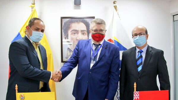 El vice ministro de Transporte de Venezuela, Ramón Velásquez, el presidente del INAC, Juan Teixeira, y el embajador de Bielorrusia en Caracas, Andréi Molchán. - Sputnik Mundo