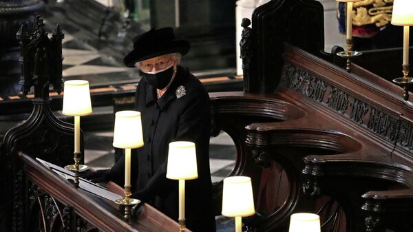 La reina Isabel II durante el funeral de su esposo - Sputnik Mundo