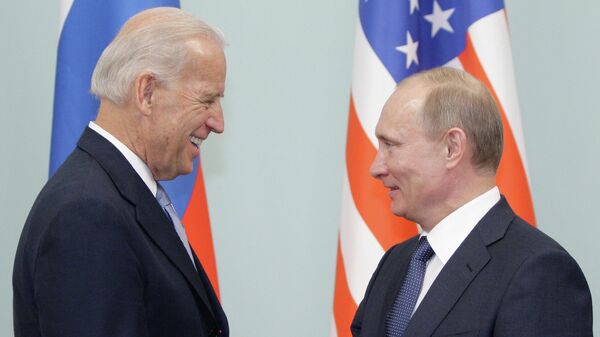 Joe Biden, entonces vicepresidente de EEUU, y Vladímir Putin, entonces primer ministro de Rusia, durante un encuentro el 2011 - Sputnik Mundo