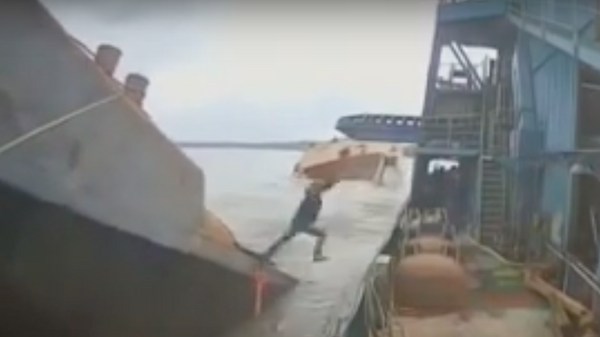 Un hombre logra escapar milagrosamente de una barcaza que se hundía - Sputnik Mundo