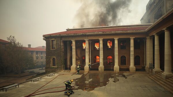 Incendio en la biblioteca de la Universidad de Ciudad del Cabo - Sputnik Mundo