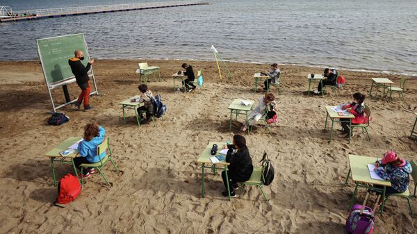 Un profesor imparte una clase a alumnos en la Playa de los Nietos, Murcia. - Sputnik Mundo