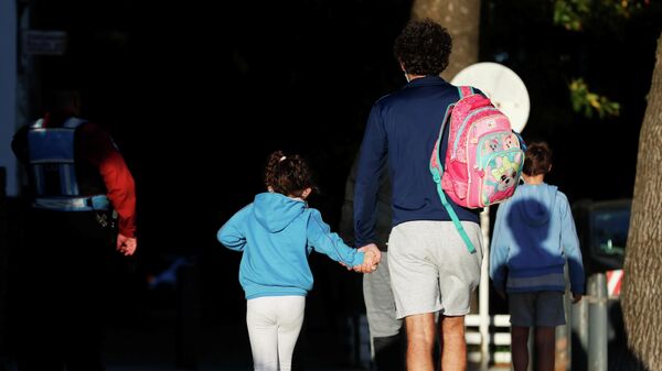 Un hombre lleva a su hija a la escuela en Buenos Aires - Sputnik Mundo