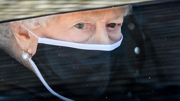 La reina Isabel II en el funeral del príncipe Felipe - Sputnik Mundo