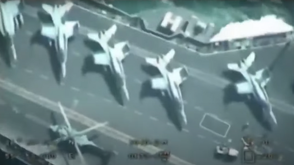 Un dron iraní ‘inspecciona’ el portaaviones de la Armada de EEUU - Sputnik Mundo