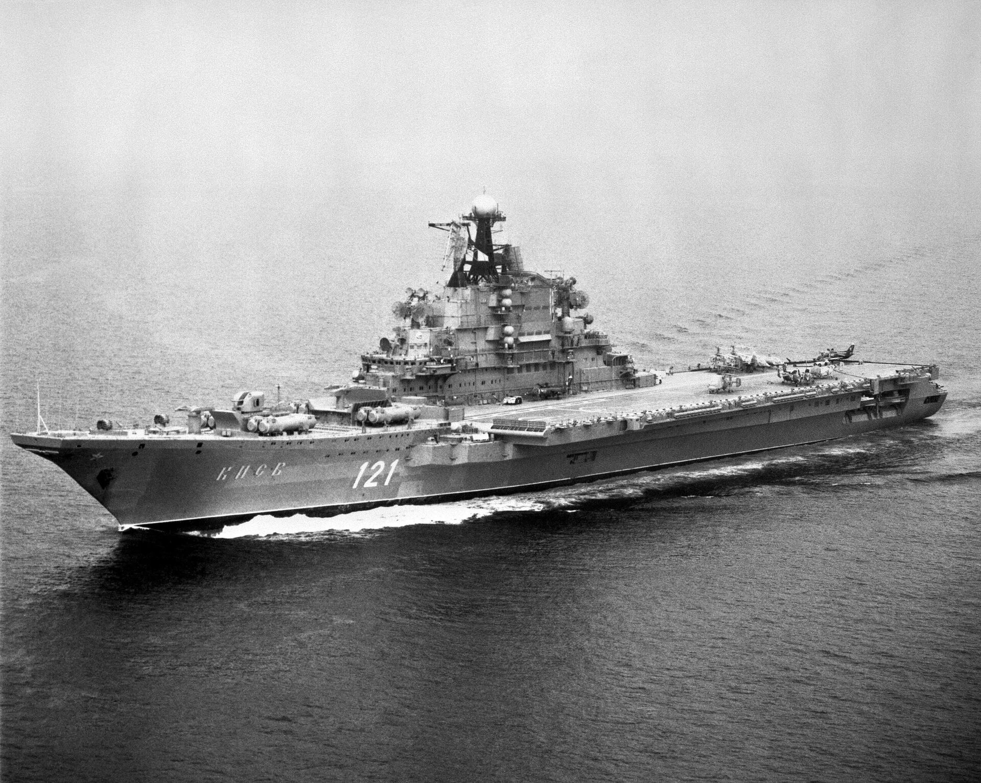El portaaviones Kiev de la Armada de la URSS en 1985 - Sputnik Mundo, 1920, 23.04.2021