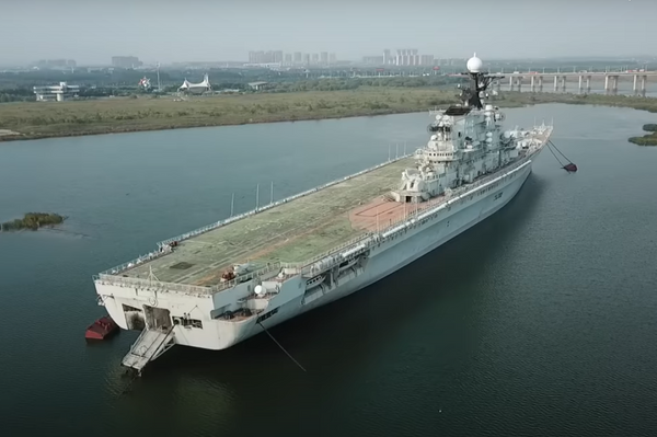El portaaviones soviético Minsk abandonado en una laguna artificial en China - Sputnik Mundo