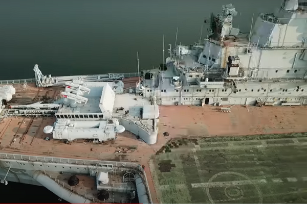 El portaaviones soviético Minsk abandonado en una laguna artificial en China  - Sputnik Mundo