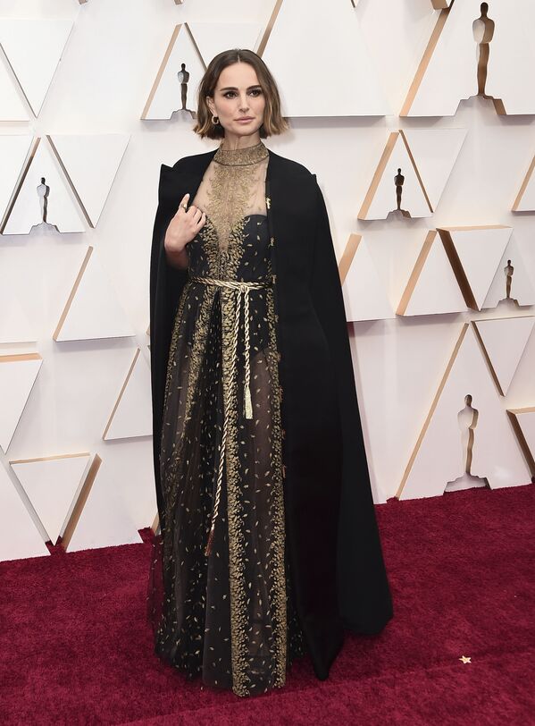 En los Óscar de 2020, Natalie Portman lució un atuendo de Dior que, además de elegante, era un verdadero manifiesto político. En su larga capa negra se bordaron los nombres de las directoras que no recibieron una nominación al Óscar a raíz de lo que la actriz llamó una persistente desigualdad de género en la industria cinematográfica. - Sputnik Mundo