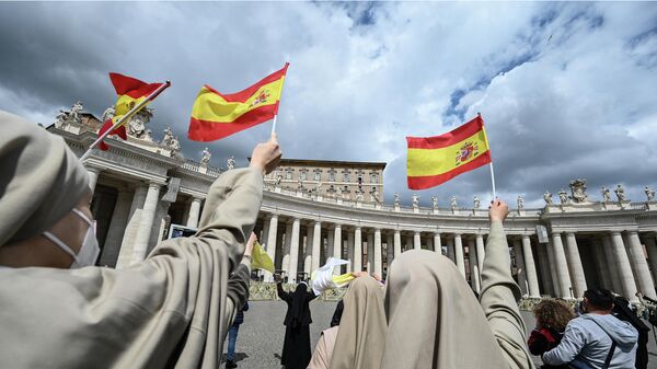 Monjas sostienen banderas españolas frente al Vaticano - Sputnik Mundo