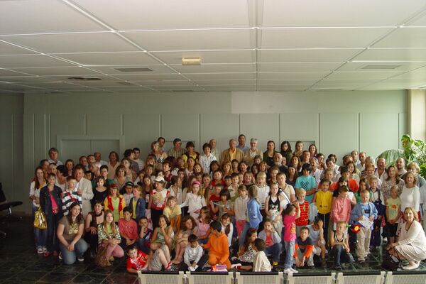 Niños participantes del programa de la Asociación Ledicia Cativa con sus familias de acogida temporal en el aeropuerto de Santiago en 2009 - Sputnik Mundo