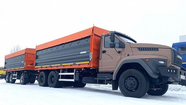 Un volquete sobre la base del camión de carretera Ural Next 6x4 - Sputnik Mundo