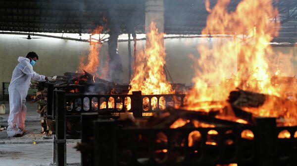 Cremación de cadáveres fallecidos por COVID-19 en Bombay - Sputnik Mundo