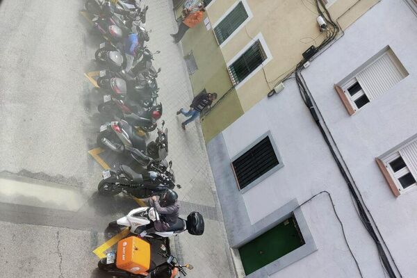 Motos de riders acumuladas en la puerta de una &#x27;Dark Kitchen&#x27; en Tetuan, Madrid - Sputnik Mundo