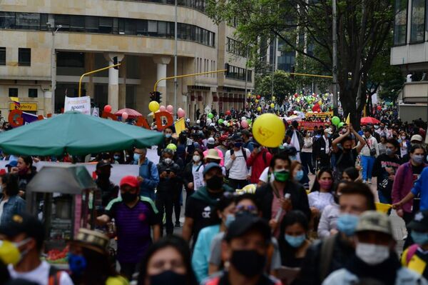 Bajo la lluvia pero con alegría marcharon los manifestantes en Bogotá - Sputnik Mundo
