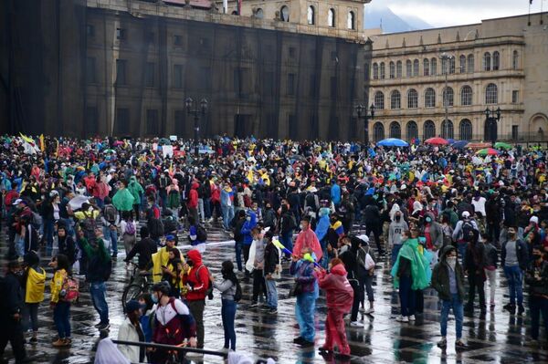 Miles de ciudadanos indignados por la reforma tributaria del Gobierno colombiano marcharon en las principales ciudades del país - Sputnik Mundo
