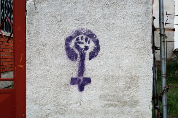 Pintada feminista en una pared de Bustarviejo, localidad del norte de Madrid - Sputnik Mundo