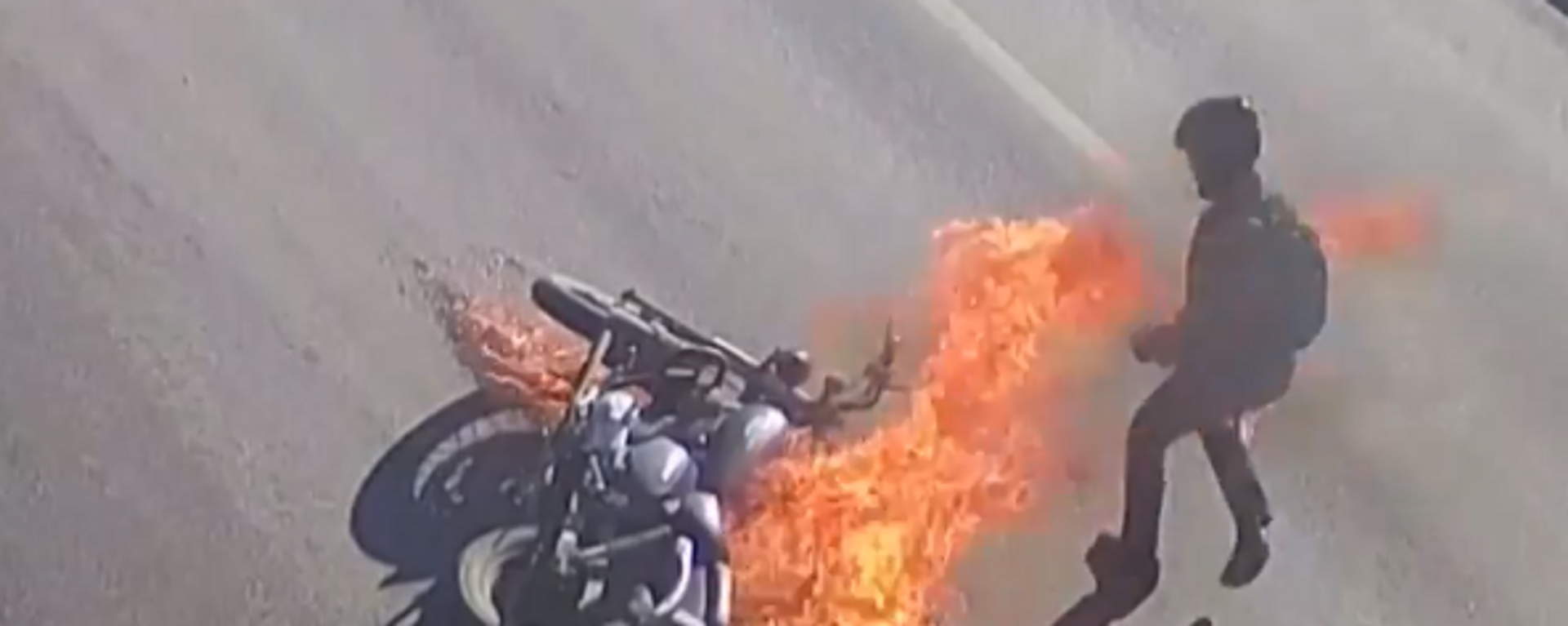 Un motociclista acaba en llamas tras caerse de la moto - Sputnik Mundo, 1920, 01.05.2021