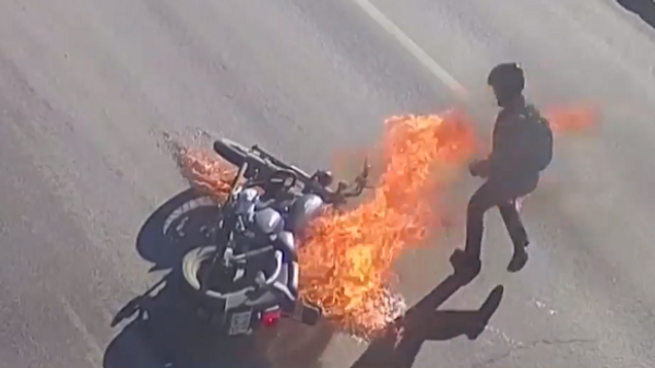 Un motociclista acaba en llamas tras caerse de la moto - Sputnik Mundo