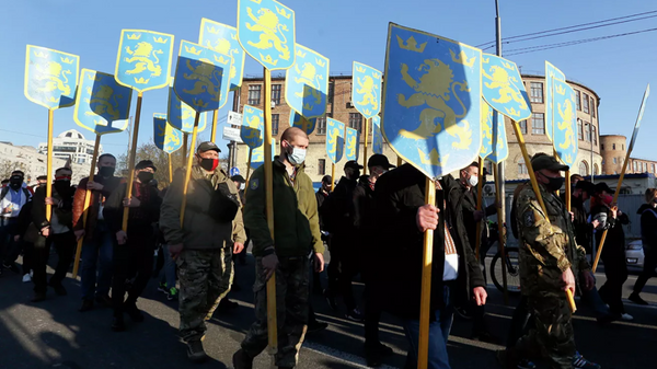 Marcha en honor a la fundación de la División Galizien de las Waffen-SS en Kiev (Ucrania), el 28 de abril del 2019 - Sputnik Mundo