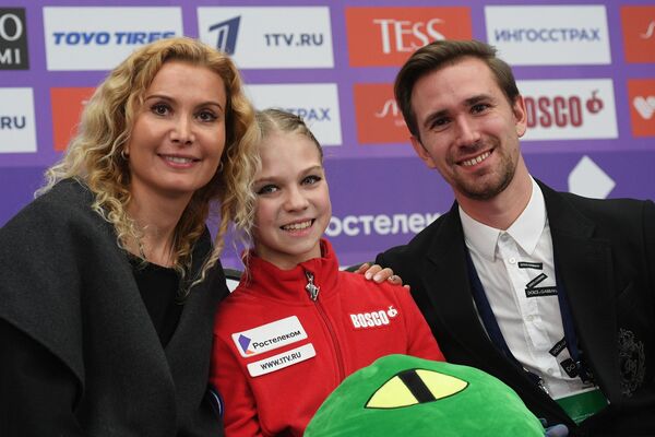 Trúsova junto con Eteri Tutberidze y el coreógrafo Daniil Gleikhengauz - Sputnik Mundo