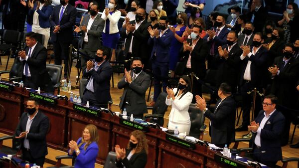 Parlamento de El Salvador destituye a los magistrados de la Corte Constitucional - Sputnik Mundo