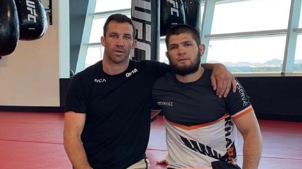 El excampeón de la UFC Luke Rockhold junto a Khabib Nurmagomédov - Sputnik Mundo