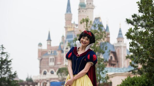 Una actriz vestida de Blancanieves en la Disneyland de Shanghái, China - Sputnik Mundo