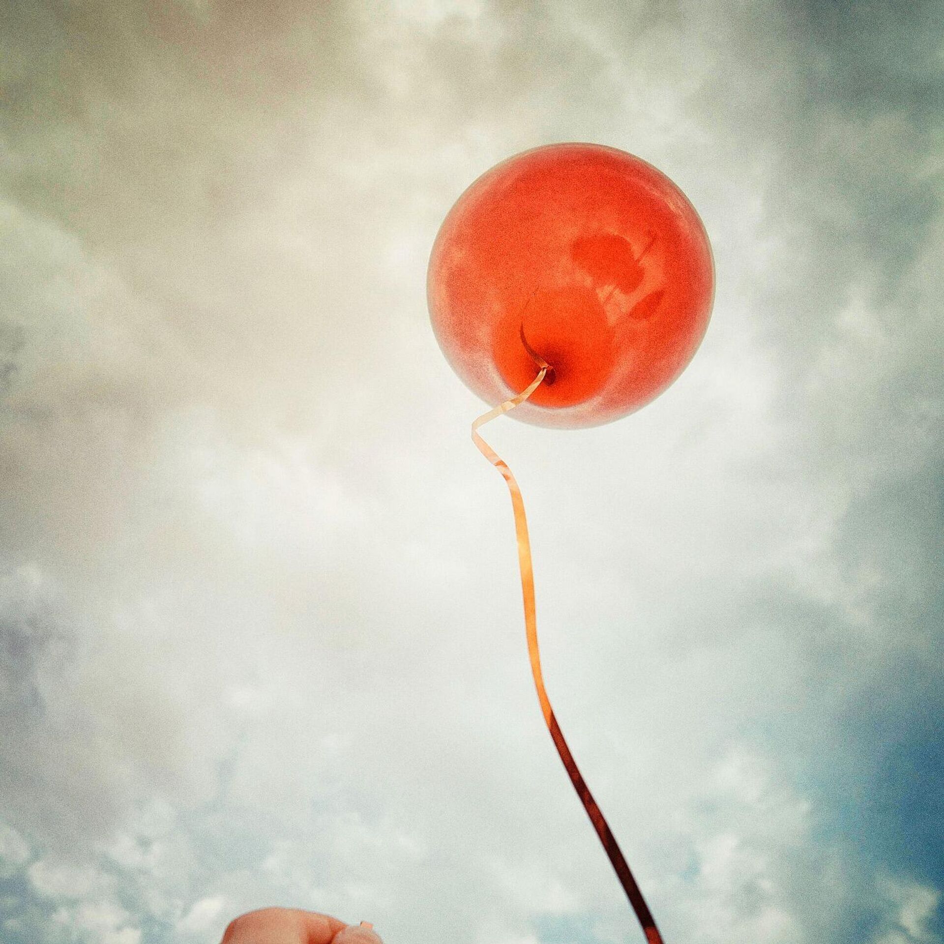 Красный отпускать. Отпустить воздушный шарик. Отпускаю воздушный шар. Одинокий воздушный шарик. Человек с воздушным шариком.