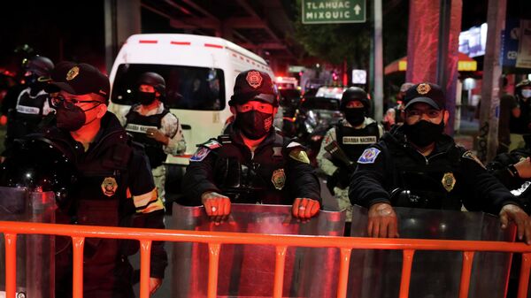 Los policías mexicanos resguardan el lugar donde colapsó el metro en la ciudad de México - Sputnik Mundo