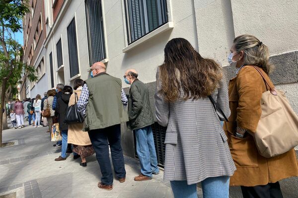 Largas colas en los colegios electorales para votar en las elecciones a la Comunidad de Madrid - Sputnik Mundo