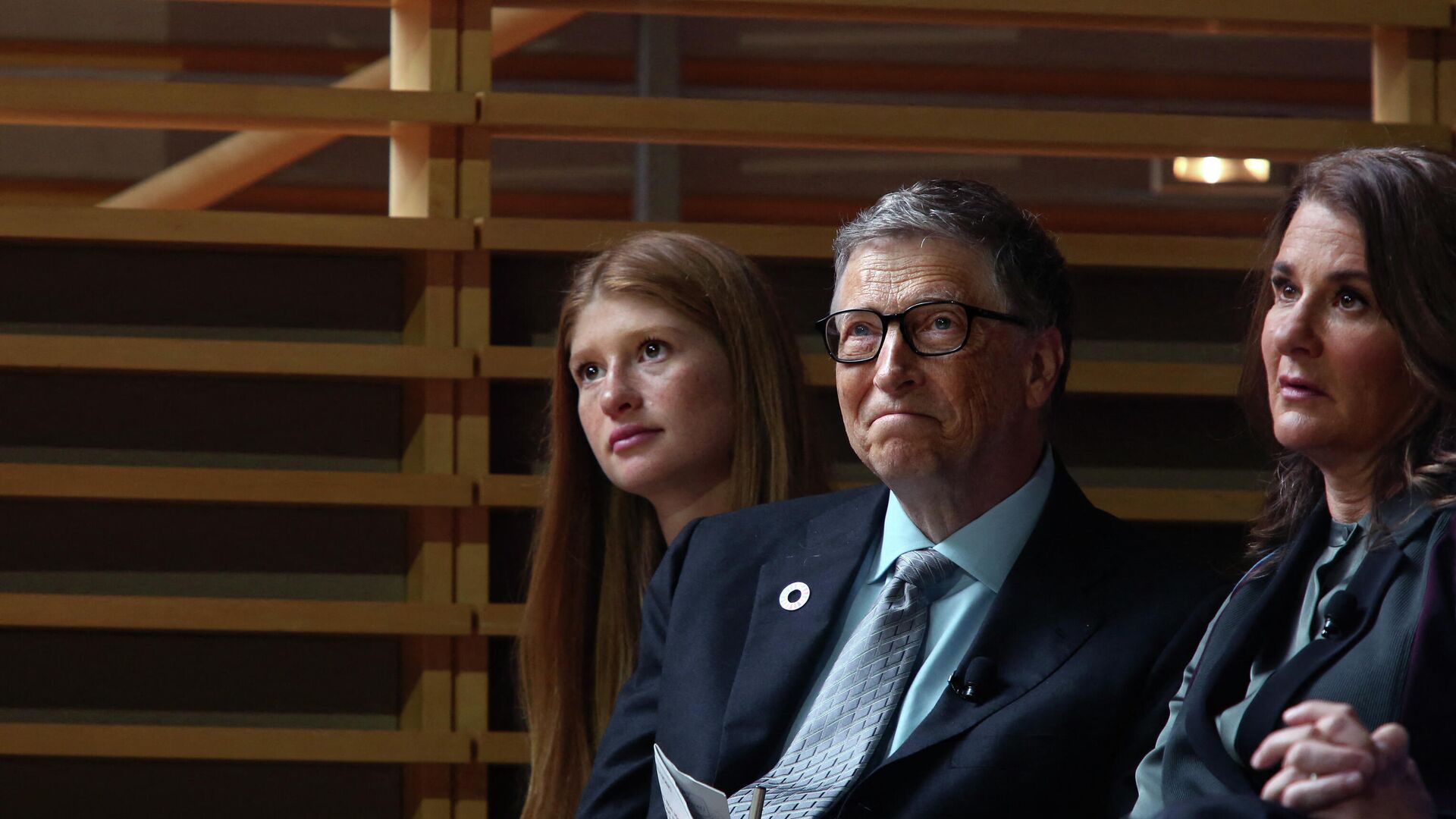 Jennifer Gates y sus padres, Bill y Melinda Gates, en un evento el 2017 - Sputnik Mundo, 1920, 04.05.2021