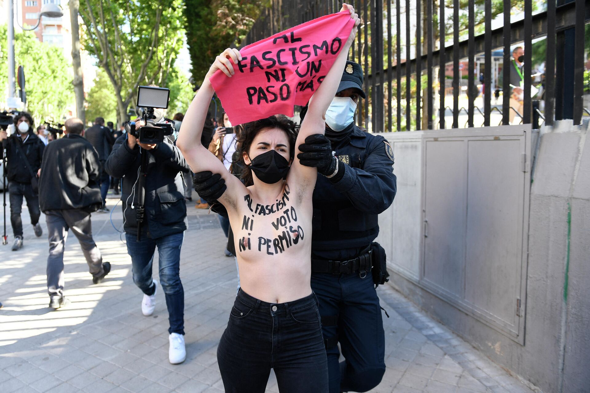 Una activista de Femen protesta durante las elecciones de Madrid  - Sputnik Mundo, 1920, 04.05.2021