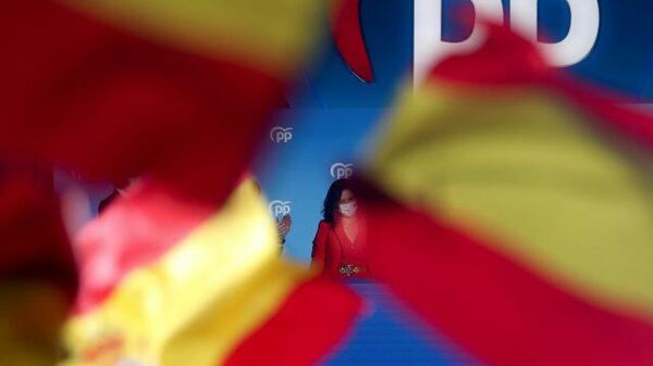 Los seguidores del Partido Popular celebran la victoria de Ayuso en las elecciones de Madrid - Sputnik Mundo