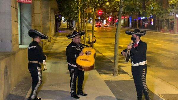 Grupo de mariachis a escasos metros de la sede de Ciudadanos en Madrid - Sputnik Mundo