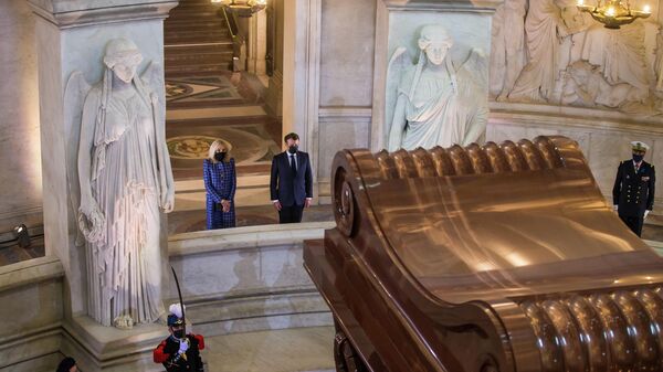 El presidente francés, Emmanuel Macron, frente a la tumba de Napoleón - Sputnik Mundo