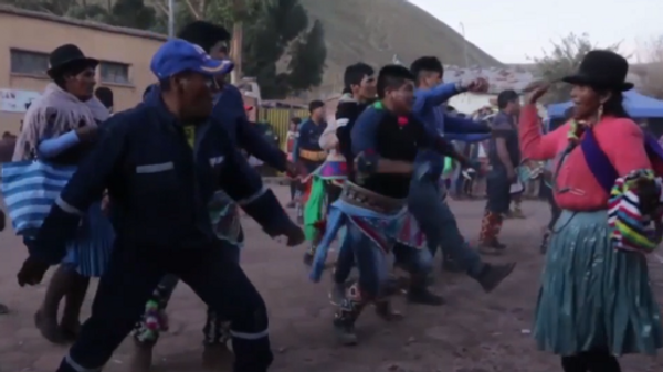 Cientos de personas se enzarzan en violentas peleas en un ritual ancestral boliviano - Sputnik Mundo