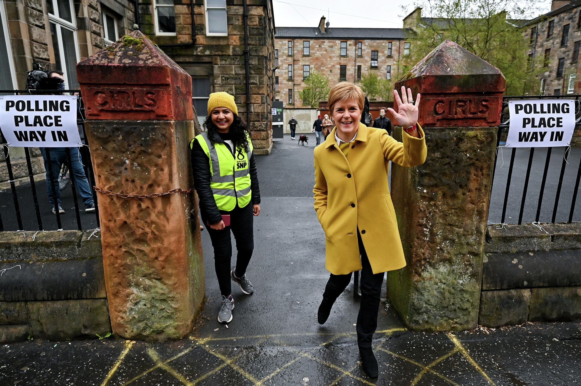 La primera ministra de Escocia, Nicola Sturgeon, acompaña a la candidata por el Partido Nacional Escocés (SNP), Rosa Salih, en las elecciones en Escocia, el 6 de mayo de 2021 - Sputnik Mundo, 1920, 06.05.2021