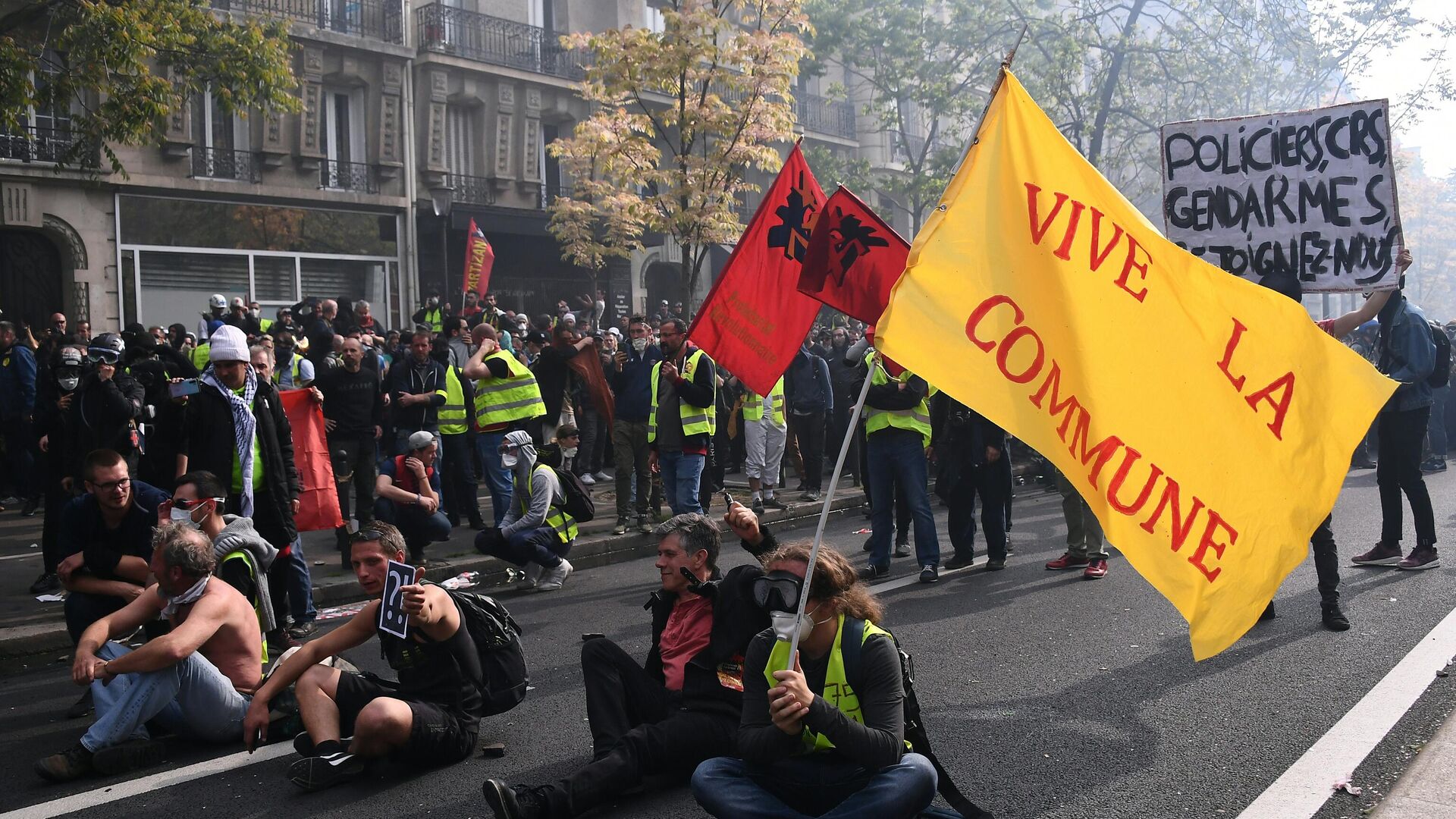 Manifestantes en París con una pancarta de la Comuna durante la celebración del 1 de mayo en 2019 - Sputnik Mundo, 1920, 07.05.2021